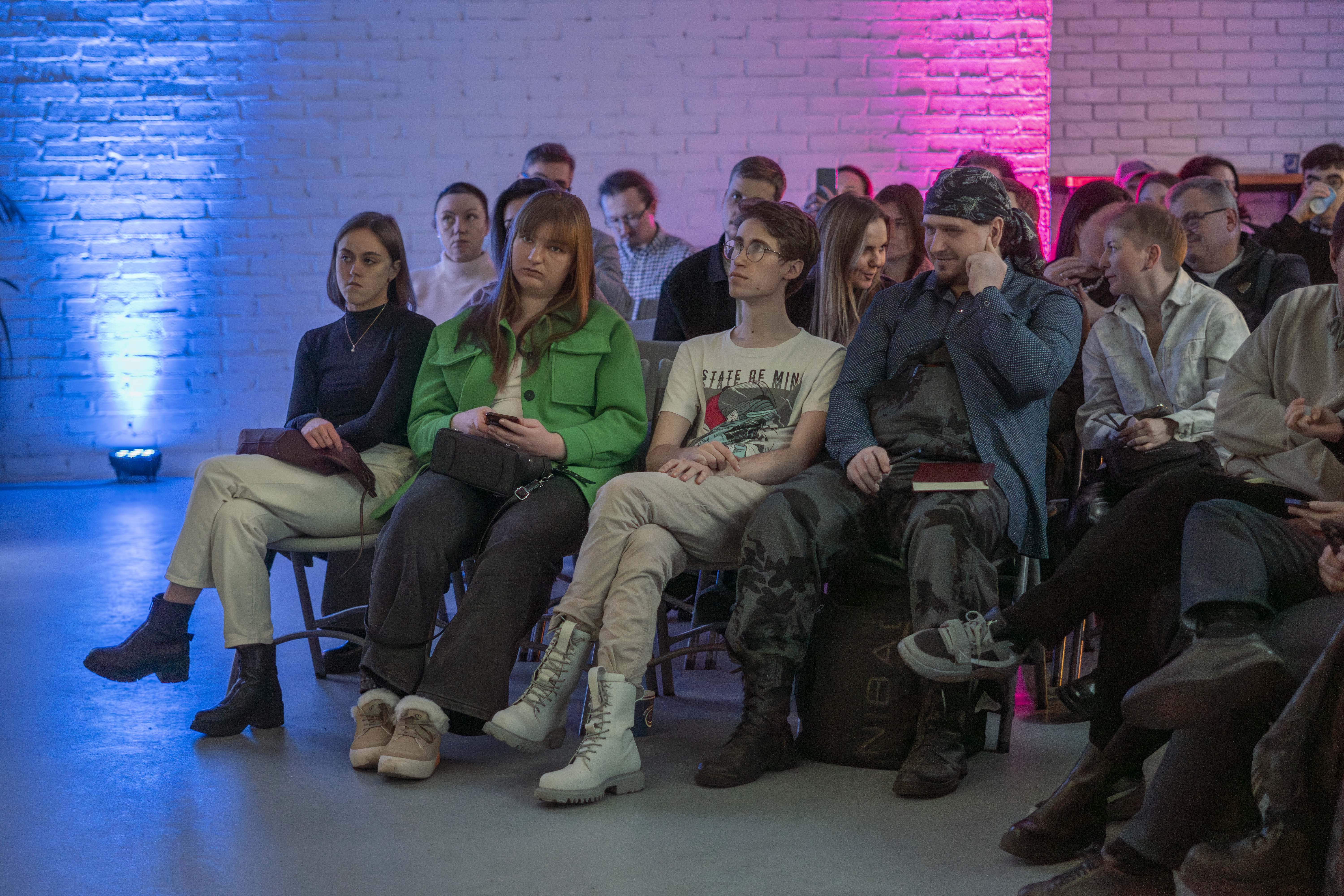 Спикер на сцене